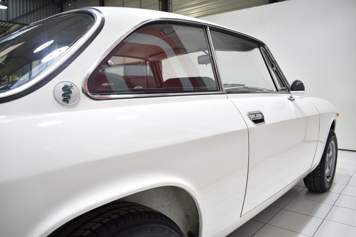 
                                                Voiture
                                                 ALFA ROMEO 2000 Coupé GT Veloce