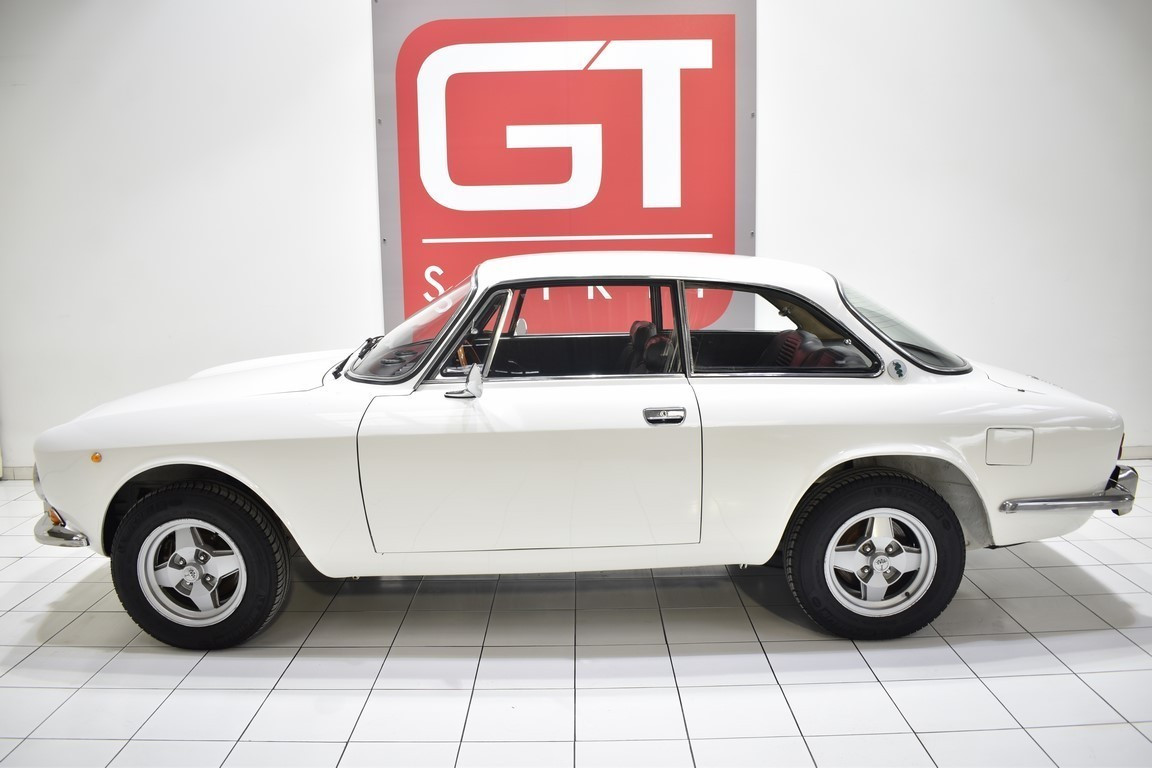 
                                                Voiture
                                                 ALFA ROMEO 2000 Coupé GT Veloce