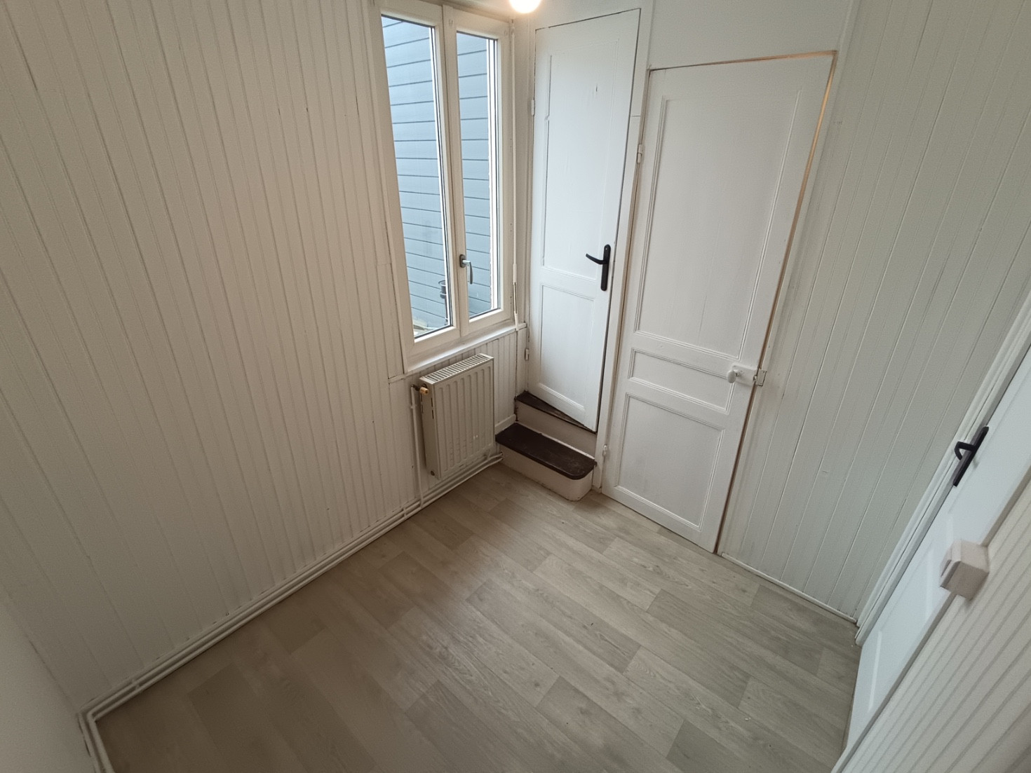 
                                                Location
                                                 Amiénoise 2 chambres, cour et cave