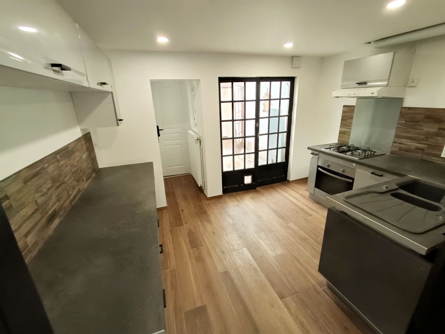 
                                                Location
                                                 Amiénoise 2 chambres, cour et cave