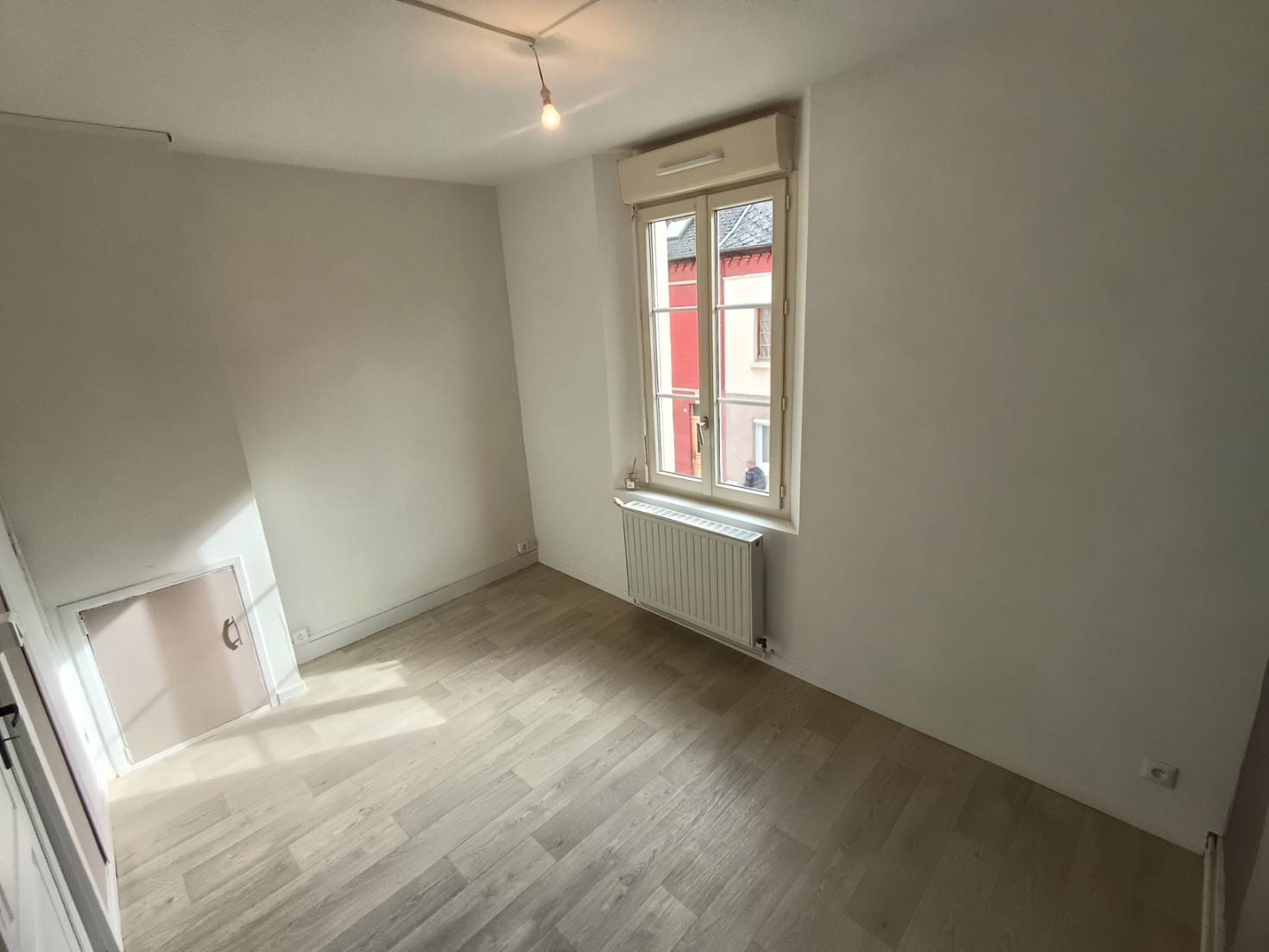 
                                                Location
                                                 Amiénoise 2 chambres, cour et cave