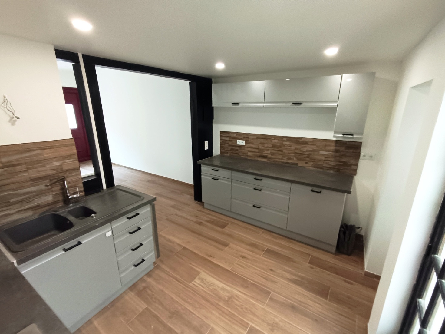 
                                                Location
                                                 Amiénoise 2 chambres, cour et cave