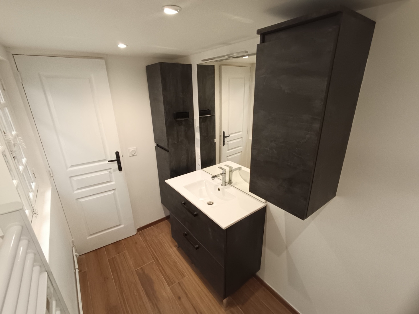 
                                                Location
                                                 Amiénoise 2 chambres, cour et cave