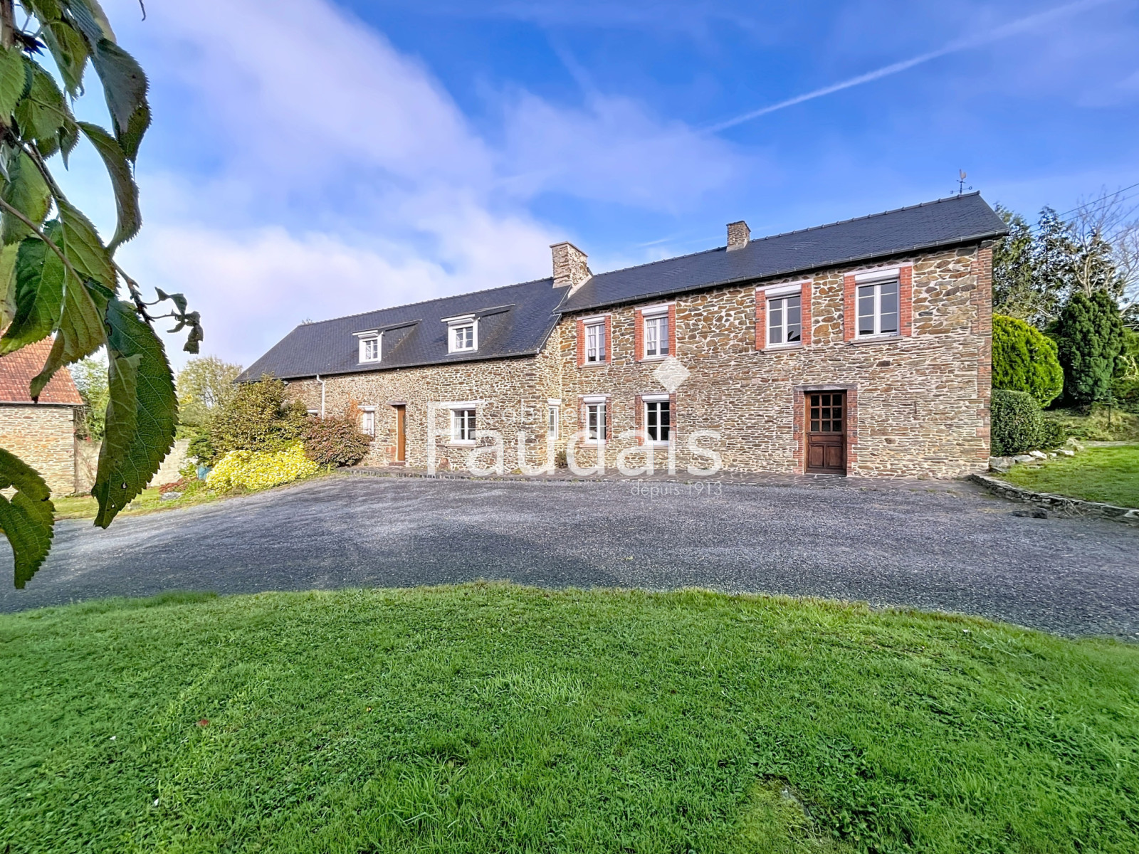 
                                                Vente
                                                 ANCIEN CORPS DE FERME AVEC DEPENDANCES A 10MN  SAINT-LO