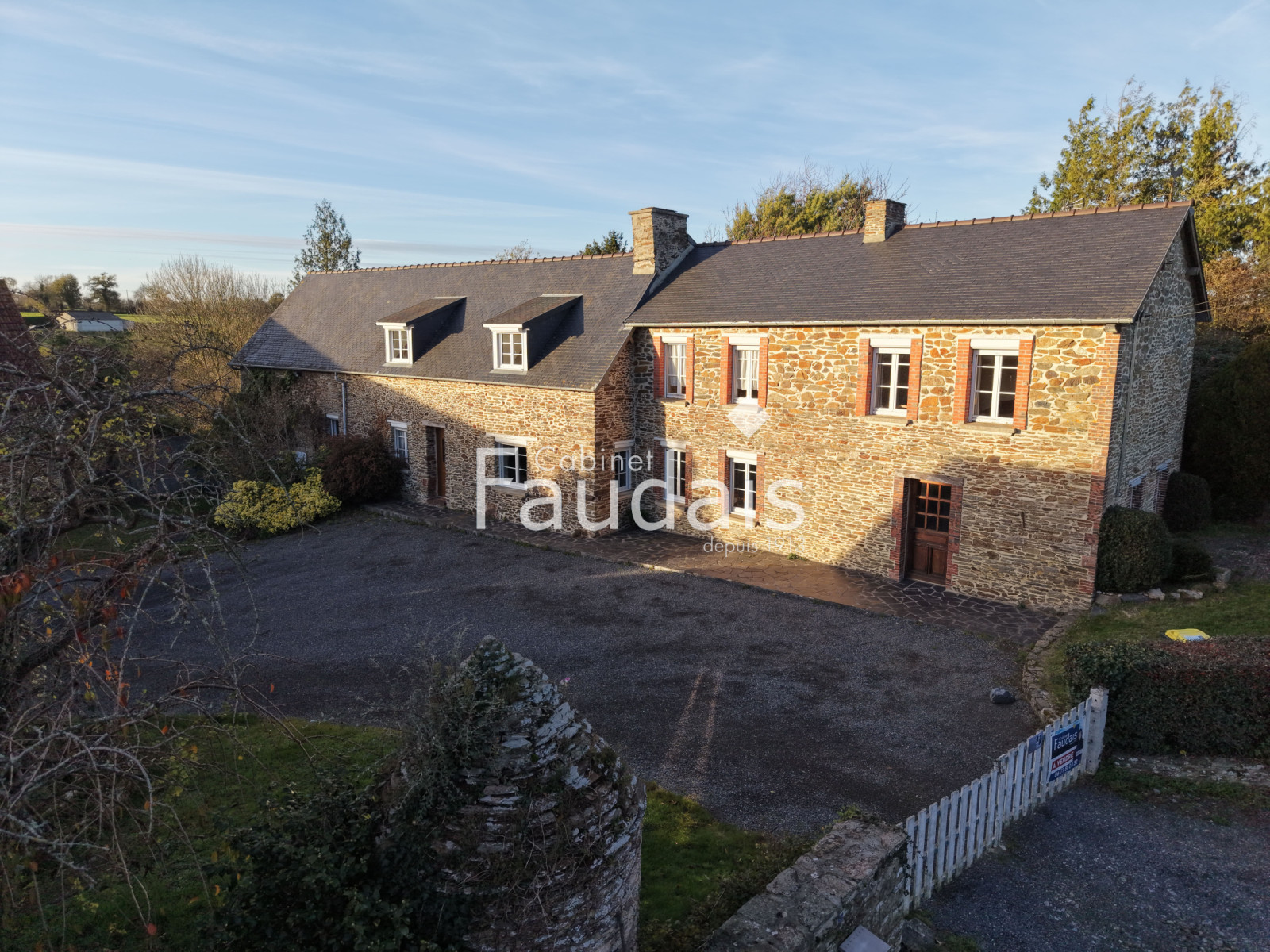 
                                                Vente
                                                 ANCIEN CORPS DE FERME AVEC DEPENDANCES A 10MN  SAINT-LO