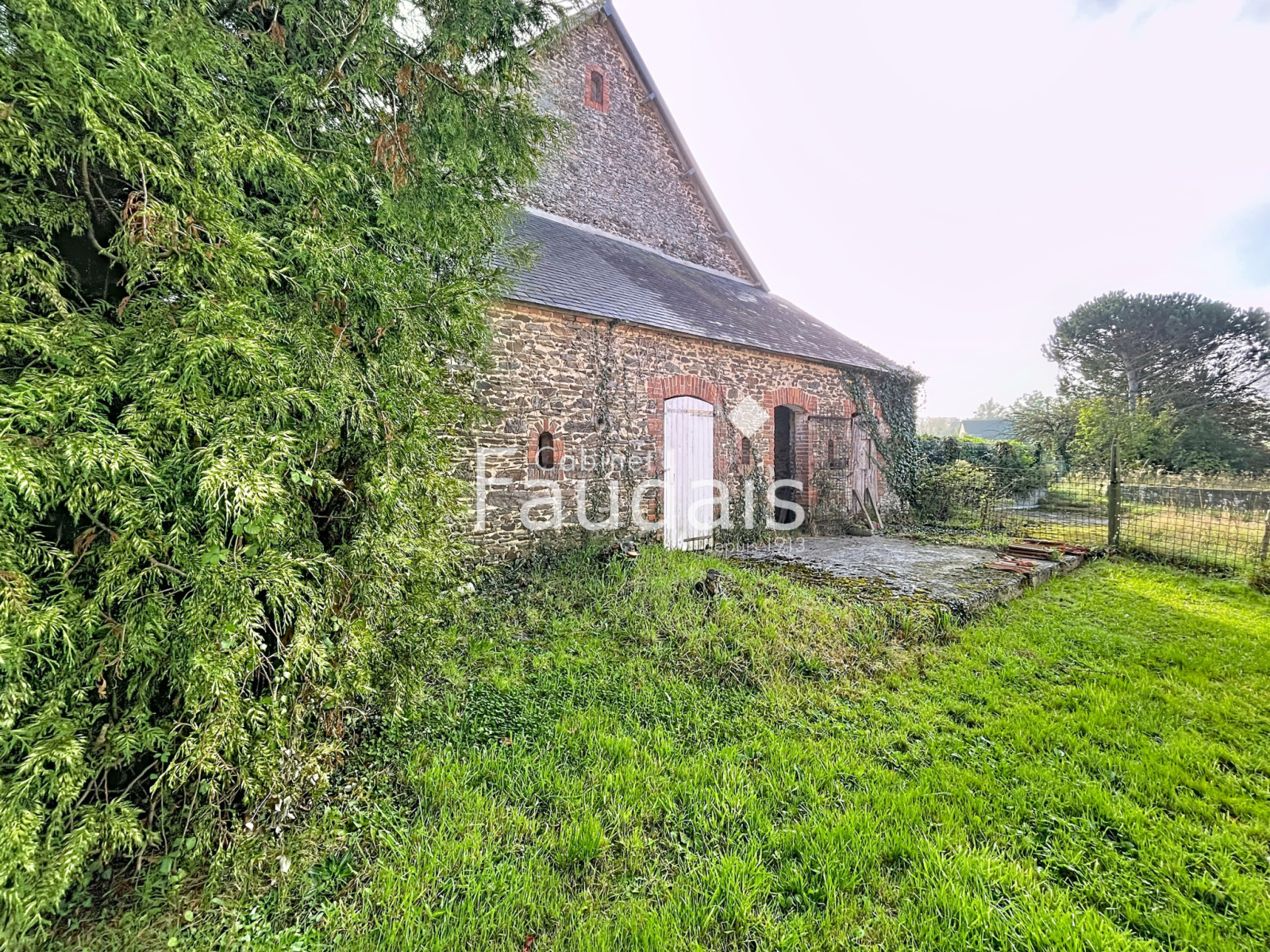 
                                                Vente
                                                 ANCIEN CORPS DE FERME AVEC DEPENDANCES A 10MN  SAINT-LO