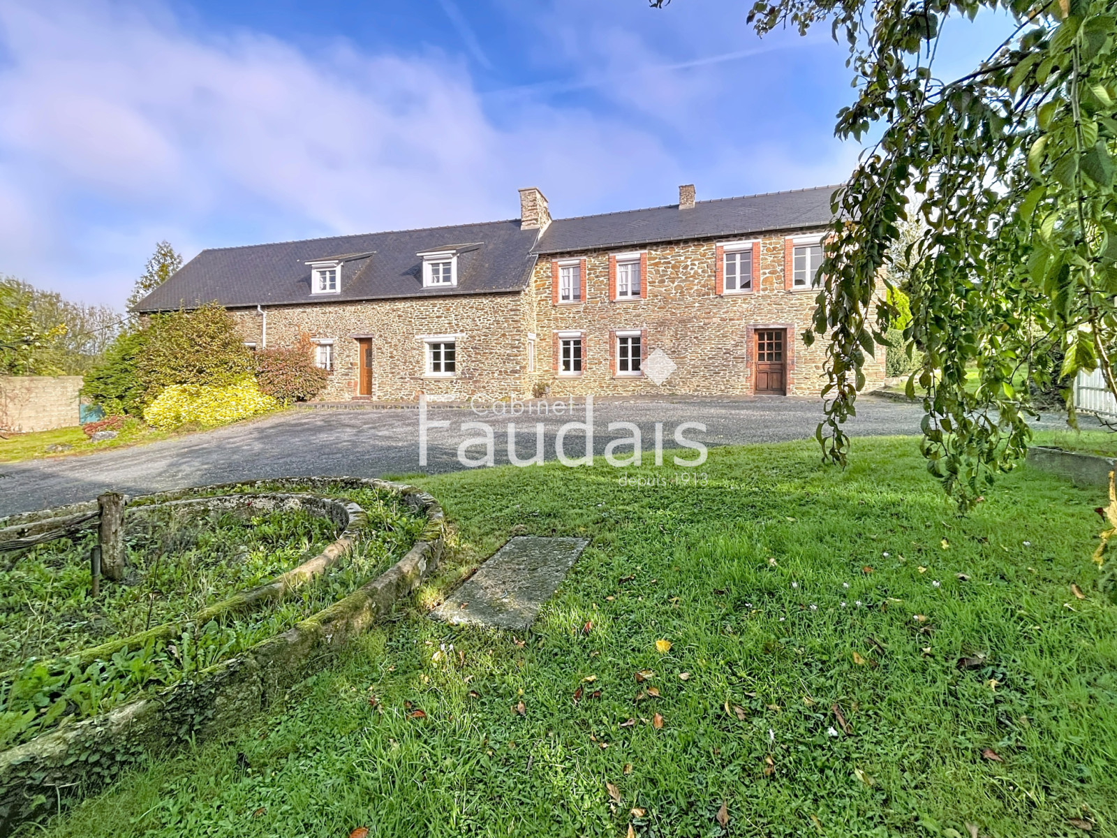 
                                                Vente
                                                 ANCIEN CORPS DE FERME AVEC DEPENDANCES A 10MN  SAINT-LO