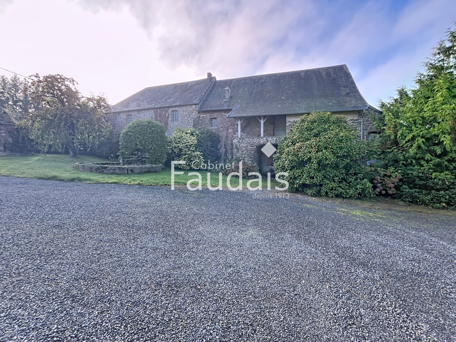 
                                                Vente
                                                 ANCIEN CORPS DE FERME AVEC DEPENDANCES A 10MN  SAINT-LO