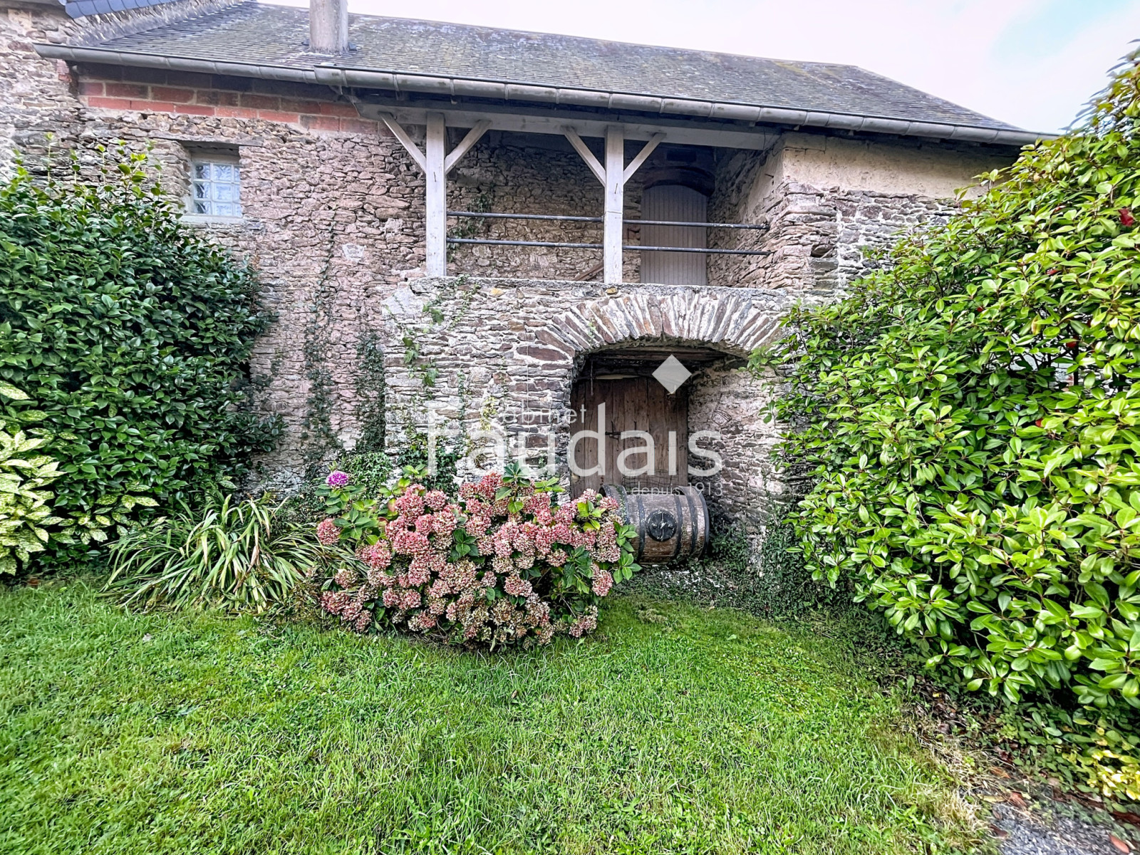 
                                                Vente
                                                 ANCIEN CORPS DE FERME AVEC DEPENDANCES A 10MN  SAINT-LO