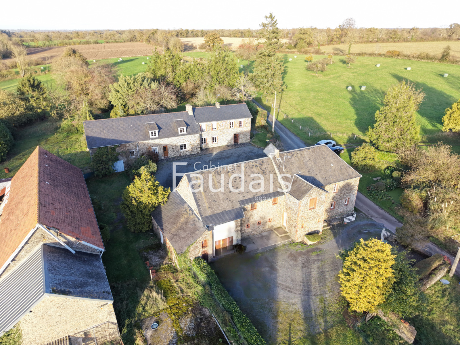 
                                                Vente
                                                 ANCIEN CORPS DE FERME AVEC DEPENDANCES A 10MN  SAINT-LO