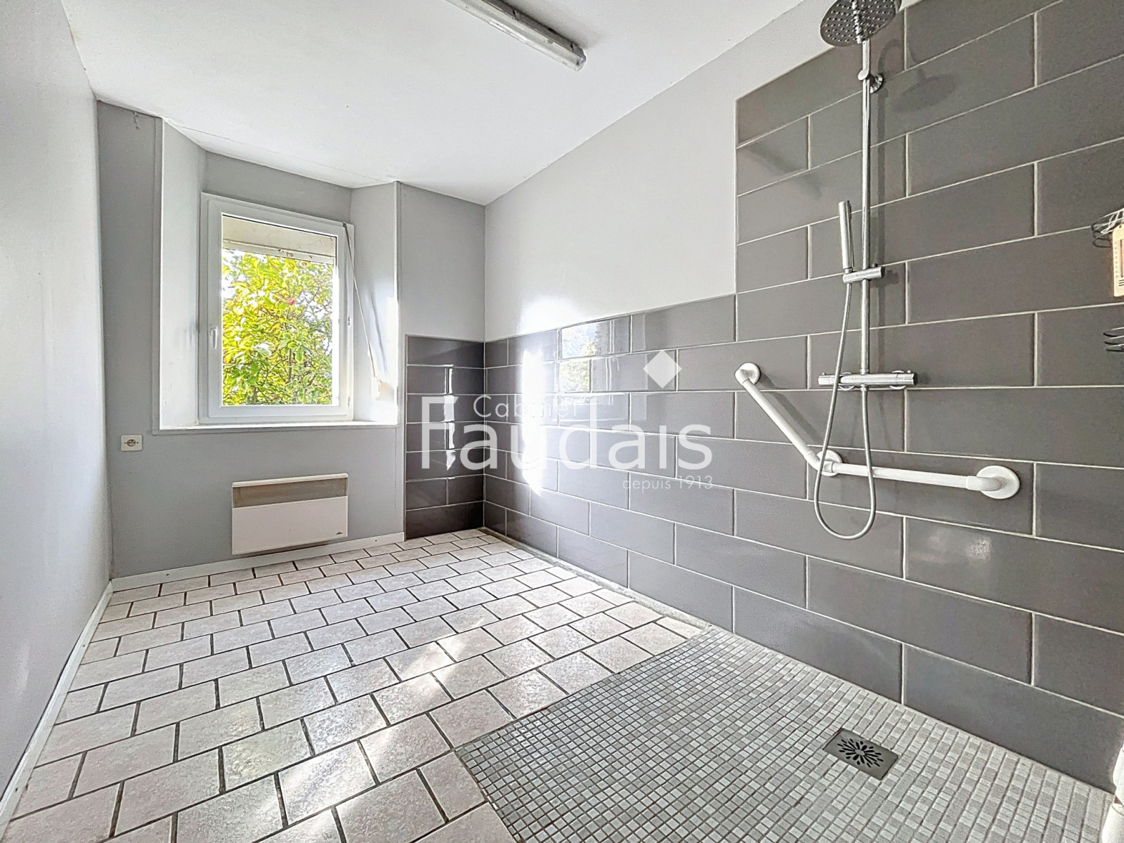 
                                                Vente
                                                 ANCIEN CORPS DE FERME AVEC DEPENDANCES A 10MN  SAINT-LO