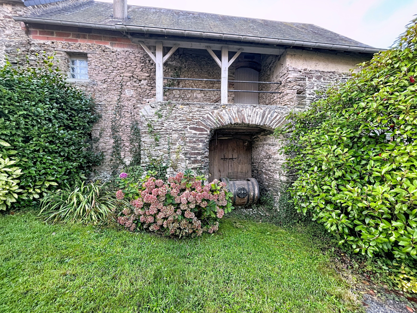 
                                                Vente
                                                 ANCIEN CORPS DE FERME AVEC DEPENDANCES A 10MN  SAINT-LO