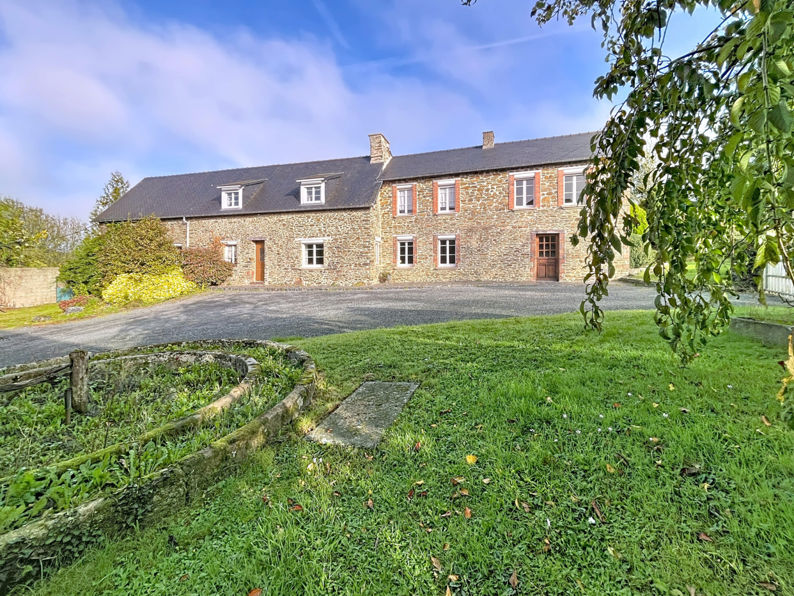 
                                                Vente
                                                 ANCIEN CORPS DE FERME AVEC DEPENDANCES A 10MN  SAINT-LO