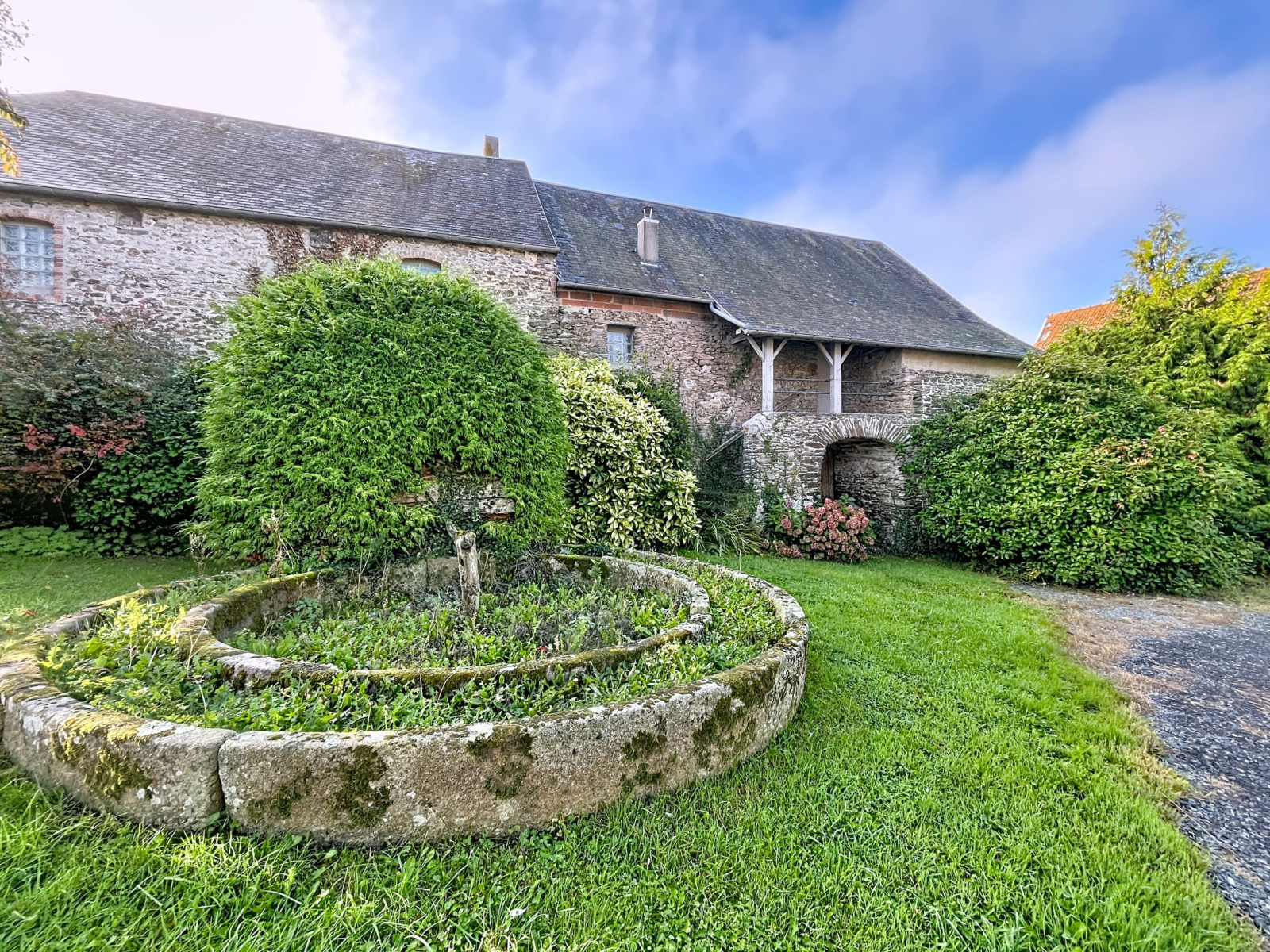 
                                                Vente
                                                 ANCIEN CORPS DE FERME AVEC DEPENDANCES A 10MN  SAINT-LO