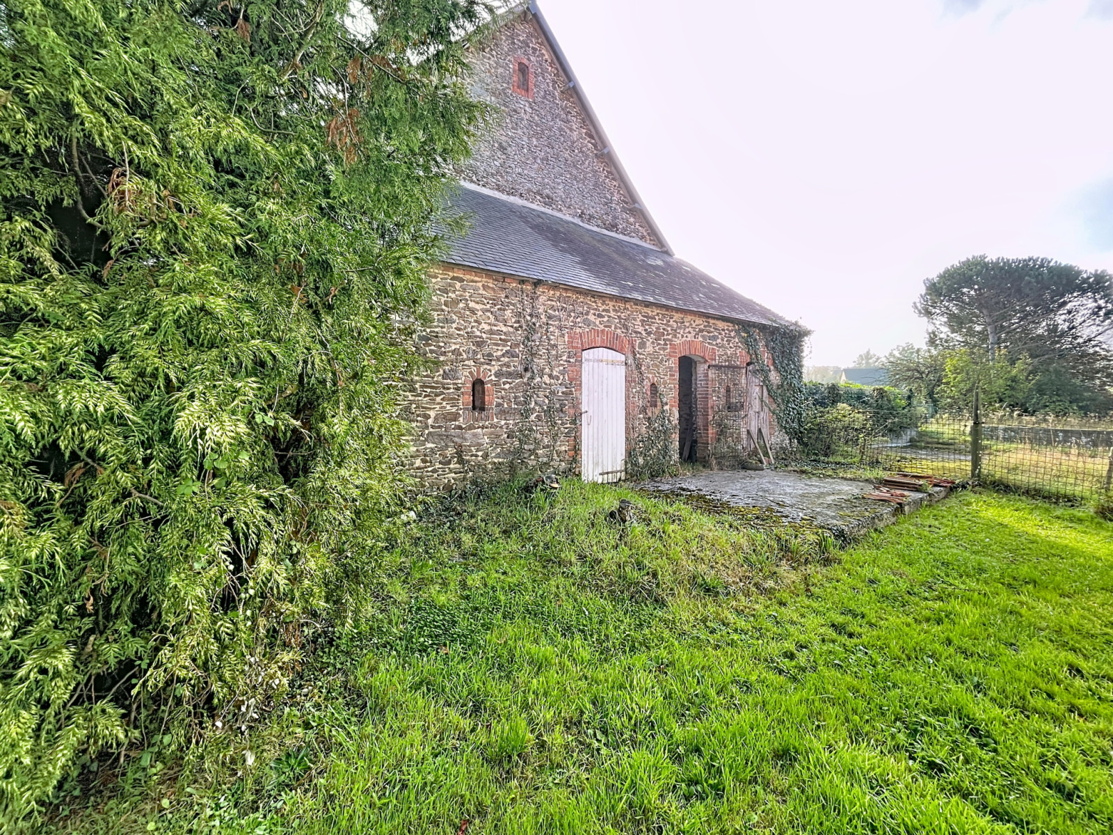 
                                                Vente
                                                 ANCIEN CORPS DE FERME AVEC DEPENDANCES A 10MN  SAINT-LO