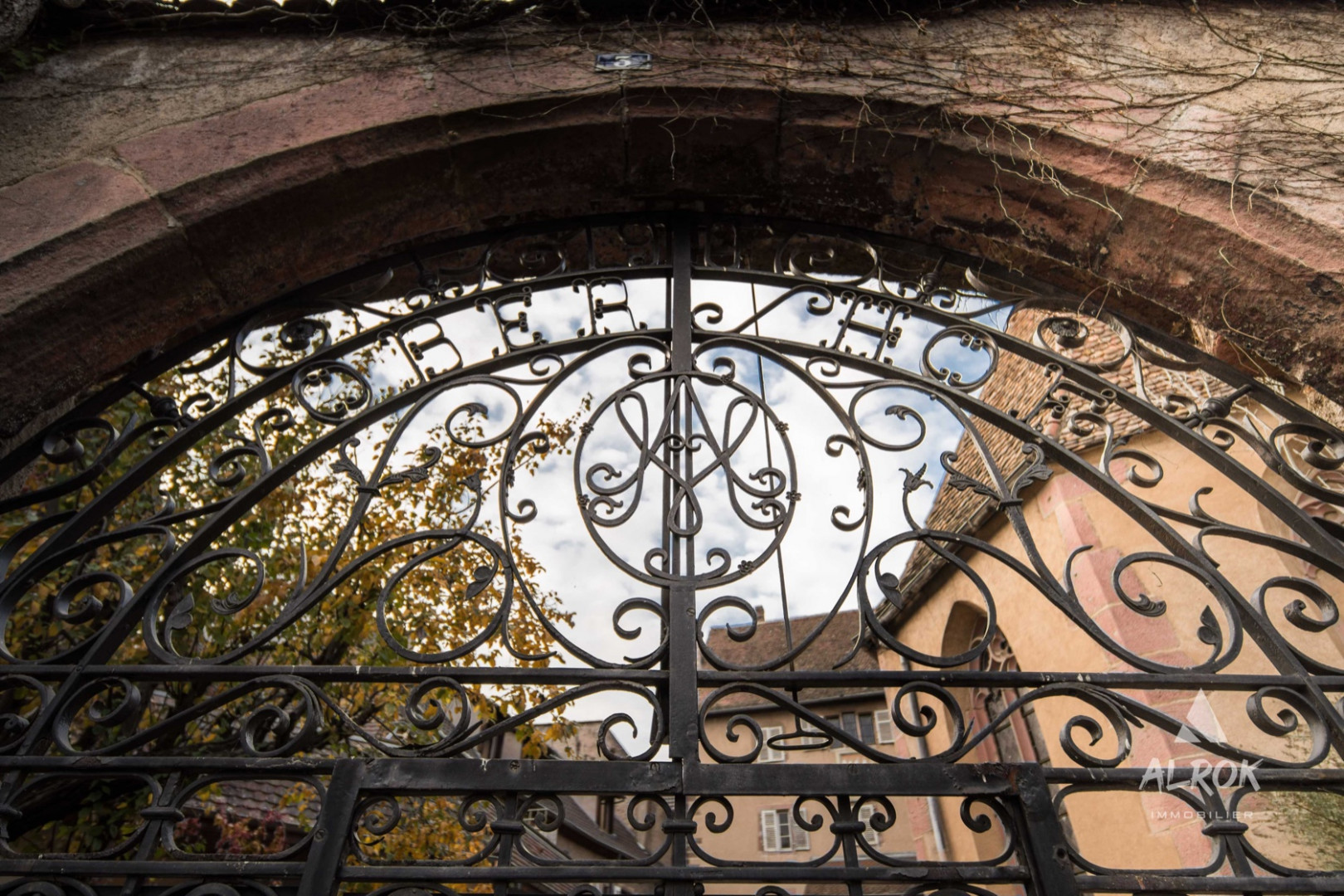 
                                                Vente
                                                 Ancienne abbaye 14ème et sa Chapelle classée