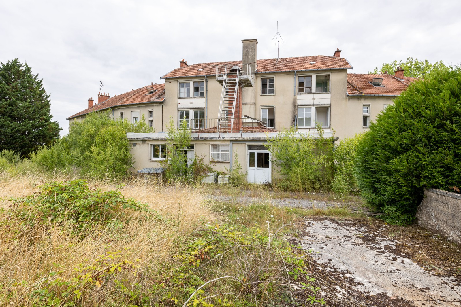 
                                                Vente
                                                 Ancienne caserne à MONDEMENT MONTGIVROUX (51)