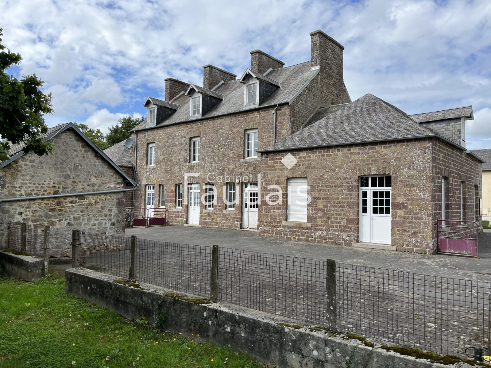 
                                                Vente
                                                 Ancienne école 15 minutes de ST LO