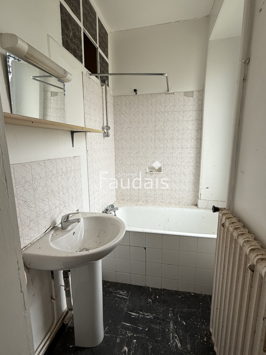 
                                                Vente
                                                 Ancienne école 15 minutes de ST LO