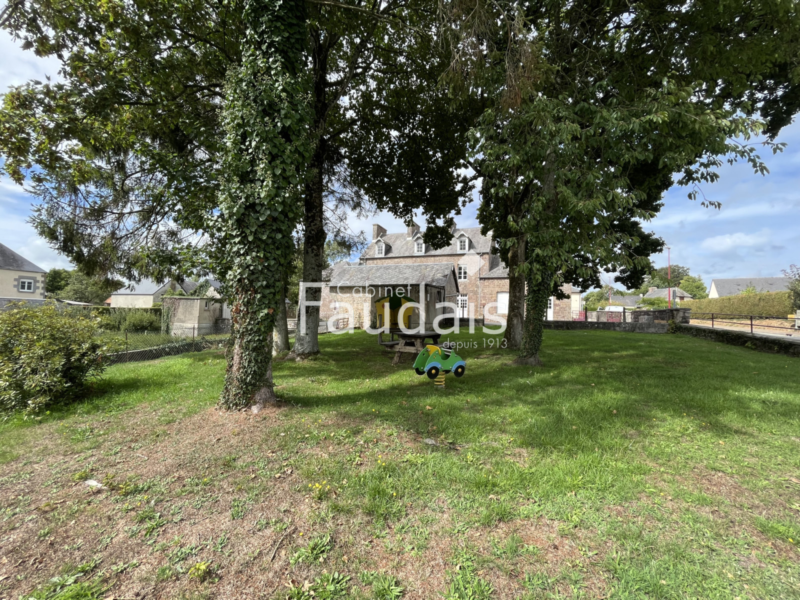 
                                                Vente
                                                 Ancienne école 15 minutes de ST LO