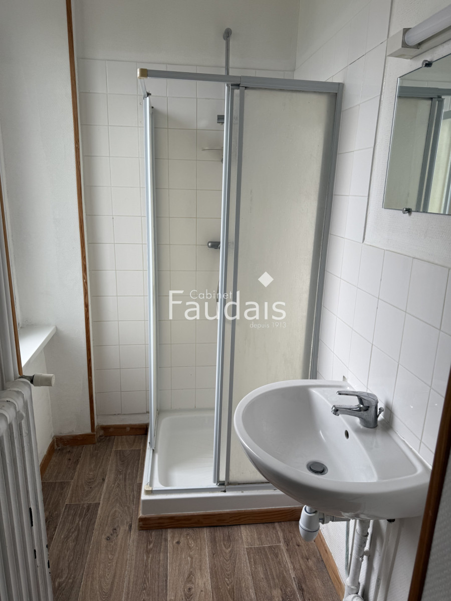 
                                                Vente
                                                 Ancienne école 15 minutes de ST LO