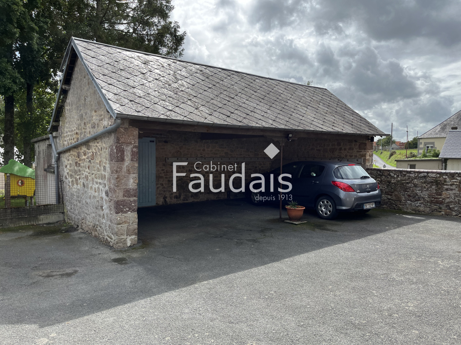 
                                                Vente
                                                 Ancienne école 15 minutes de ST LO