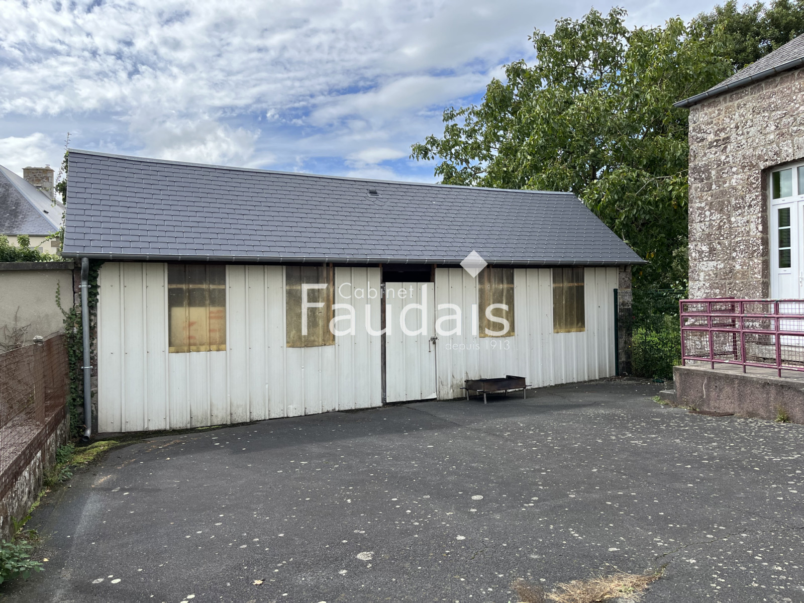 
                                                Vente
                                                 Ancienne école 15 minutes de ST LO