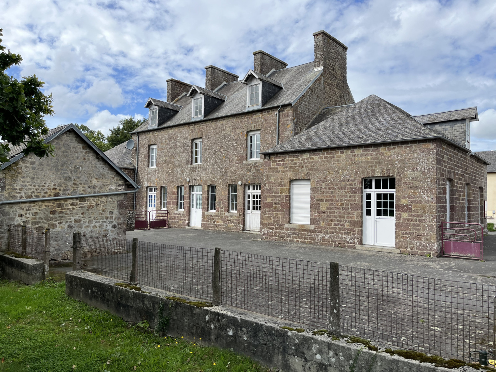 
                                                Vente
                                                 Ancienne école 15 minutes de ST LO