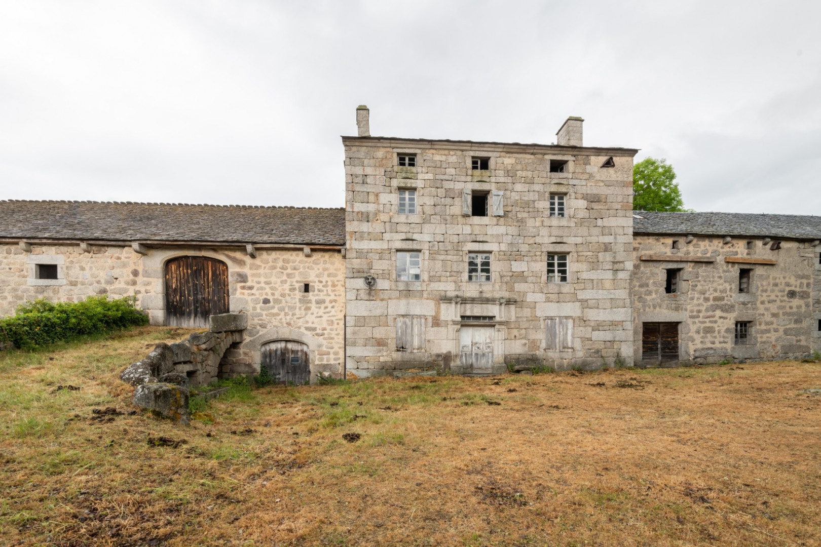 
                                                Vente
                                                 Ancienne ferme de 880 m² au Val d'Arcomie (15)