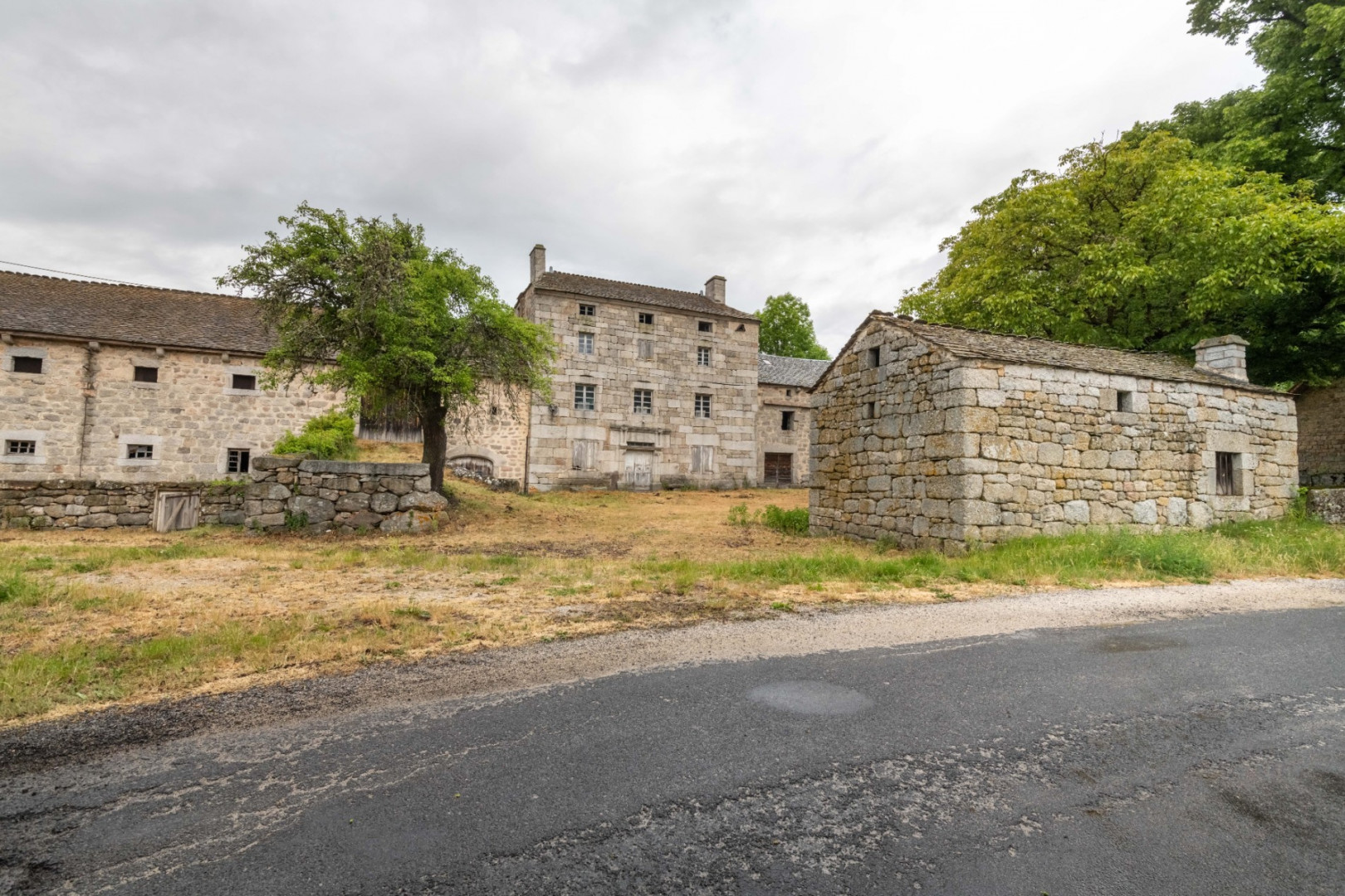 
                                                Vente
                                                 Ancienne ferme de 880 m² au Val d'Arcomie (15)