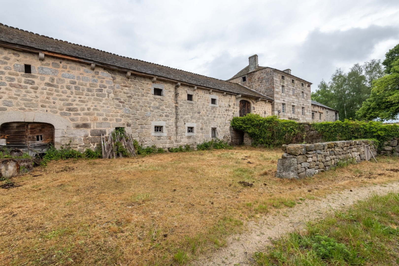 
                                                Vente
                                                 Ancienne ferme de 880 m² au Val d'Arcomie (15)