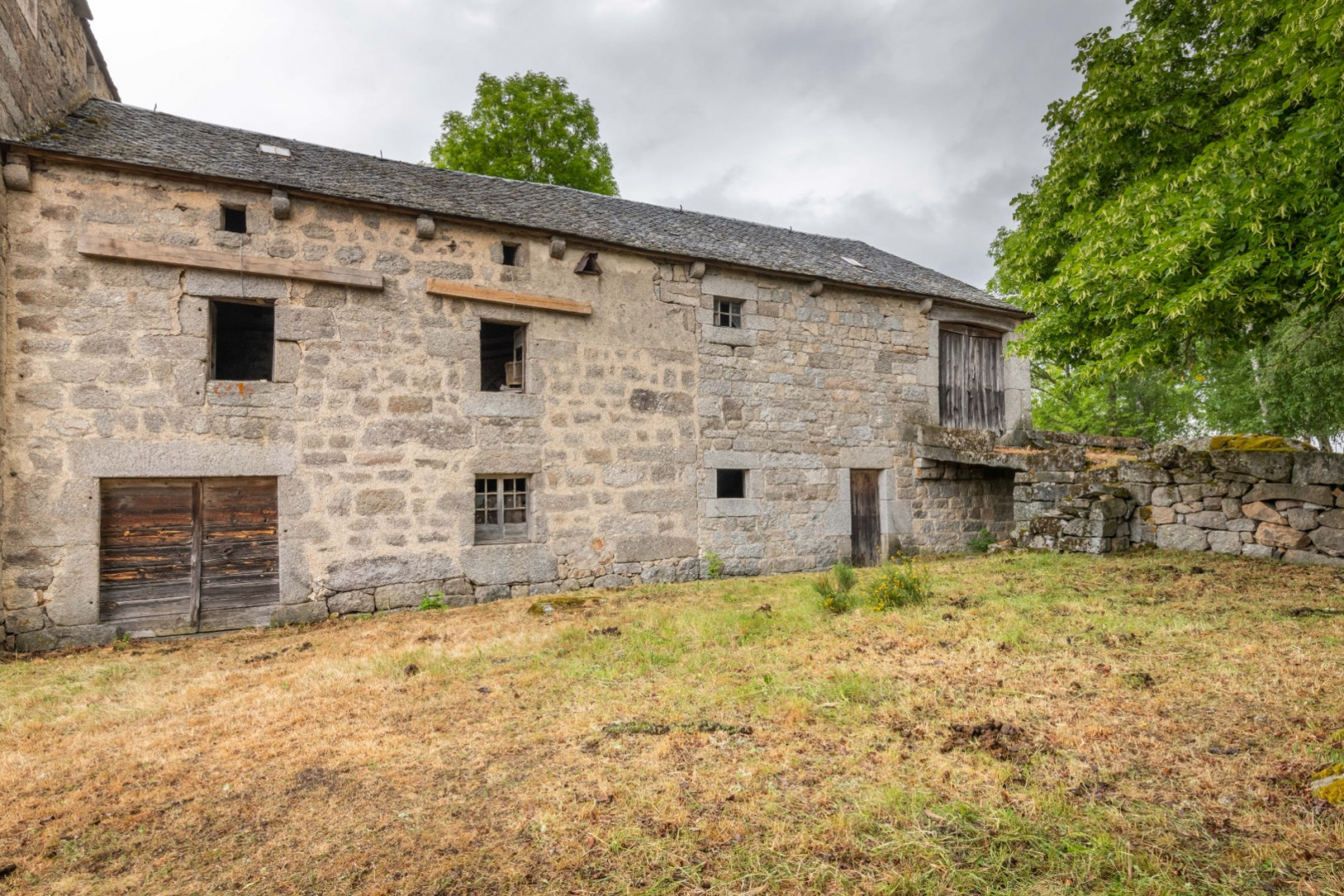 
                                                Vente
                                                 Ancienne ferme de 880 m² au Val d'Arcomie (15)