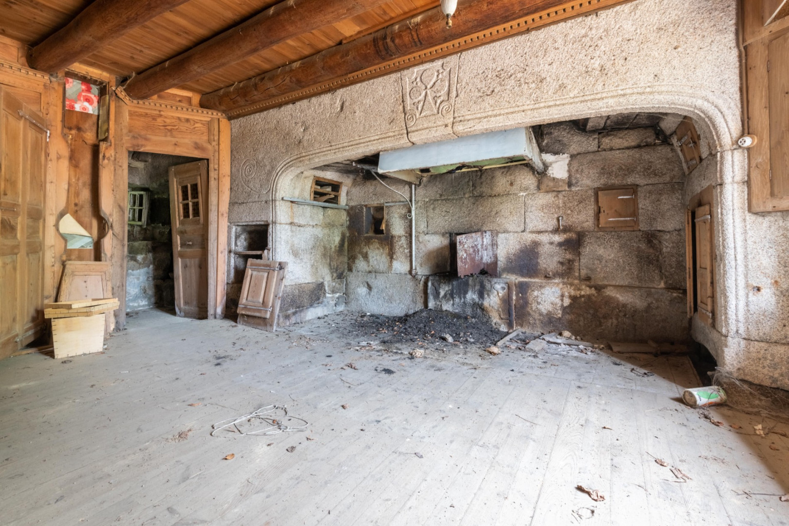 
                                                Vente
                                                 Ancienne ferme de 880 m² au Val d'Arcomie (15)