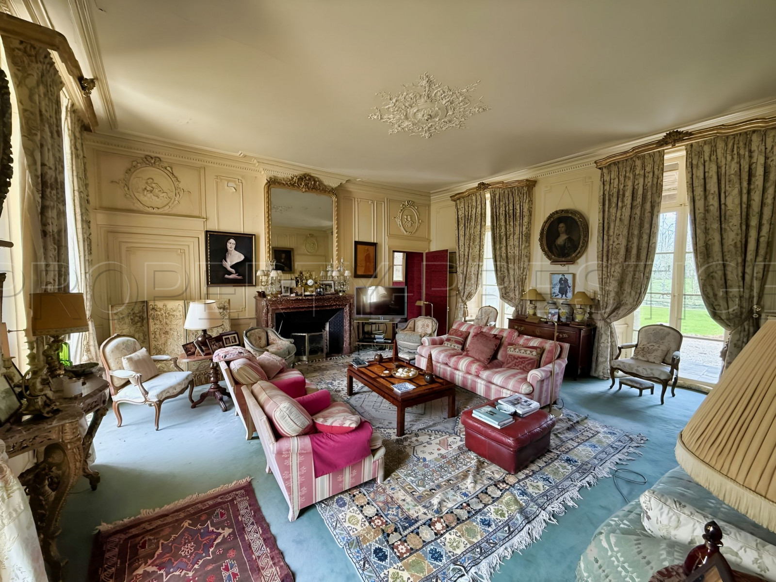 
                                                Vente
                                                 ANCIENNE SEIGNEURIE DU XVIIe CHARENTE-MARITIME 10 HA