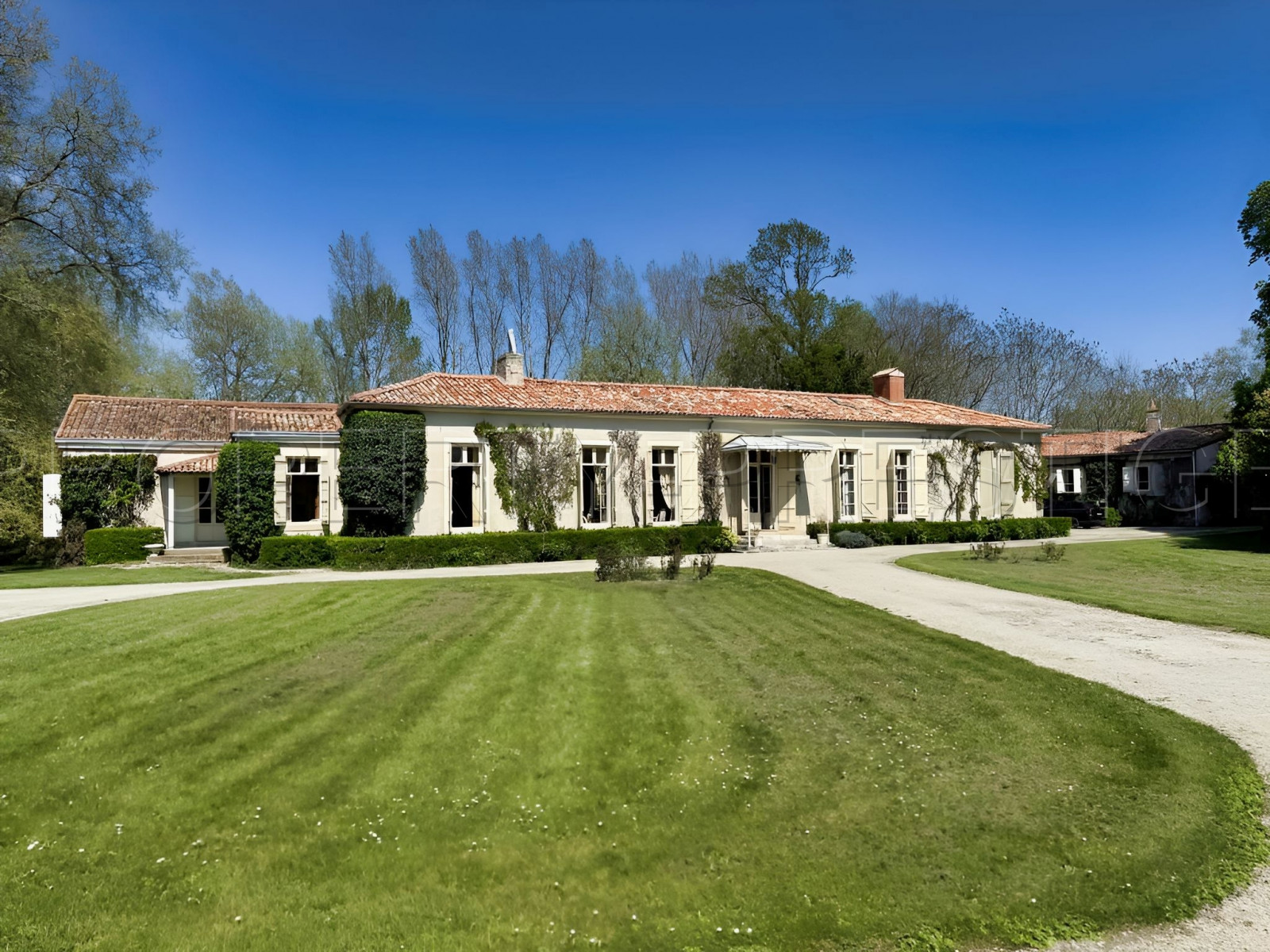 
                                                Vente
                                                 ANCIENNE SEIGNEURIE DU XVIIe CHARENTE-MARITIME 10 HA