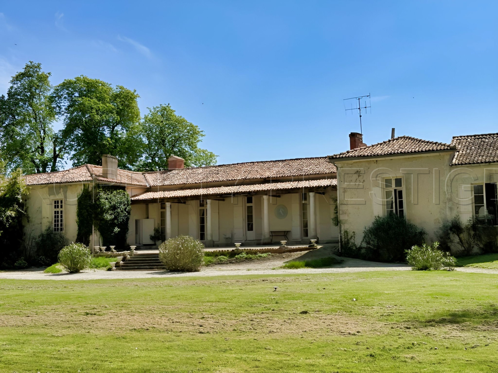 
                                                Vente
                                                 ANCIENNE SEIGNEURIE DU XVIIe CHARENTE-MARITIME 10 HA