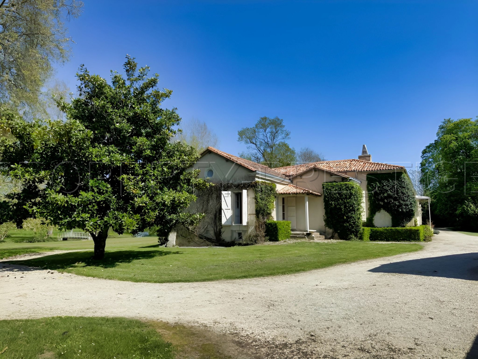 
                                                Vente
                                                 ANCIENNE SEIGNEURIE DU XVIIe CHARENTE-MARITIME 10 HA