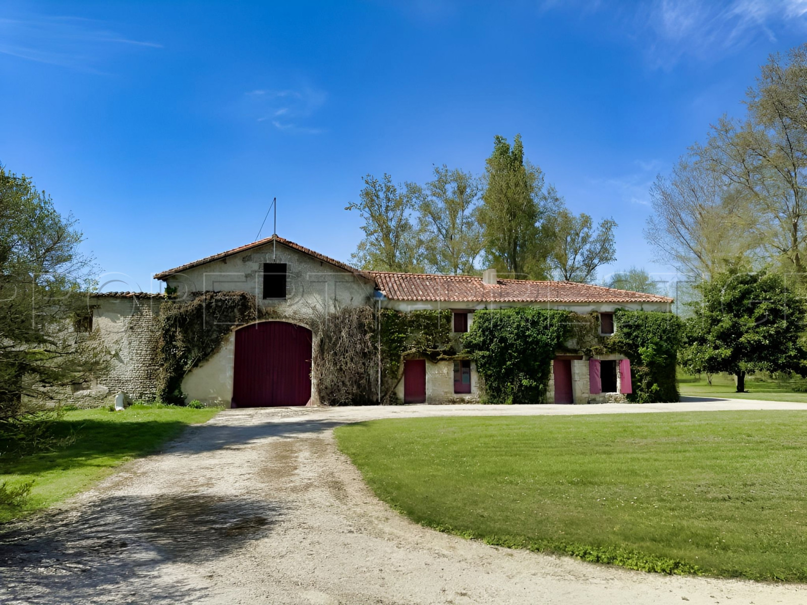 
                                                Vente
                                                 ANCIENNE SEIGNEURIE DU XVIIe CHARENTE-MARITIME 10 HA