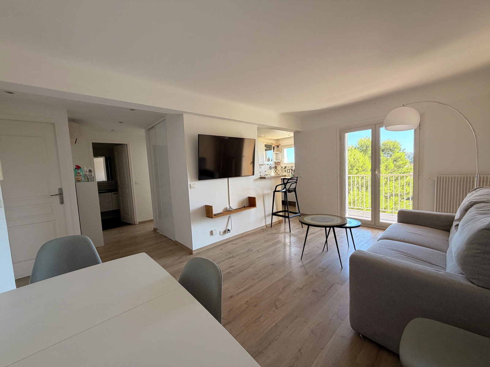 
                                                Location
                                                 Antibes Dernier étage - F2 Meublé à l'année + garage