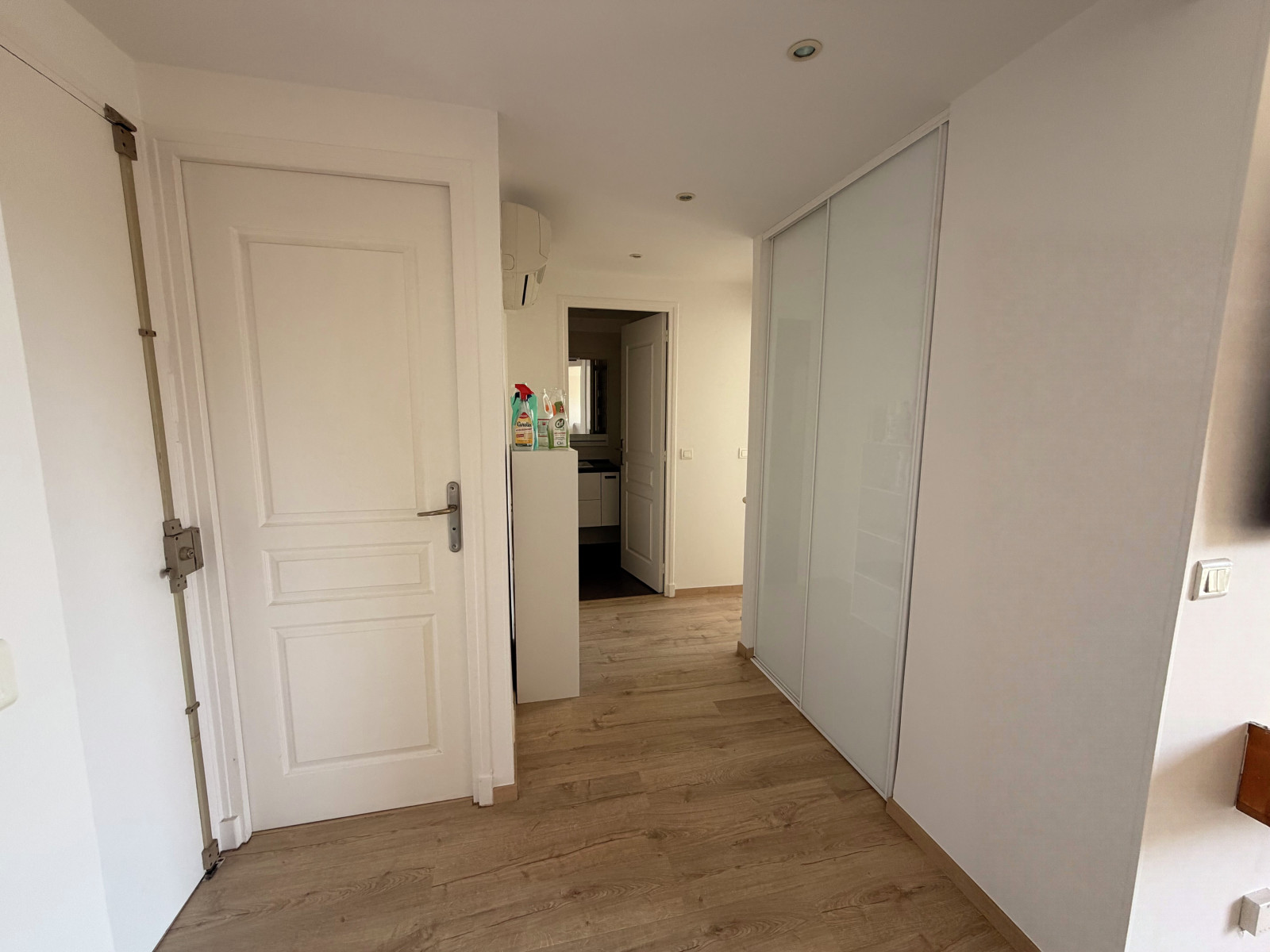 
                                                Location
                                                 Antibes Dernier étage - F2 Meublé à l'année + garage