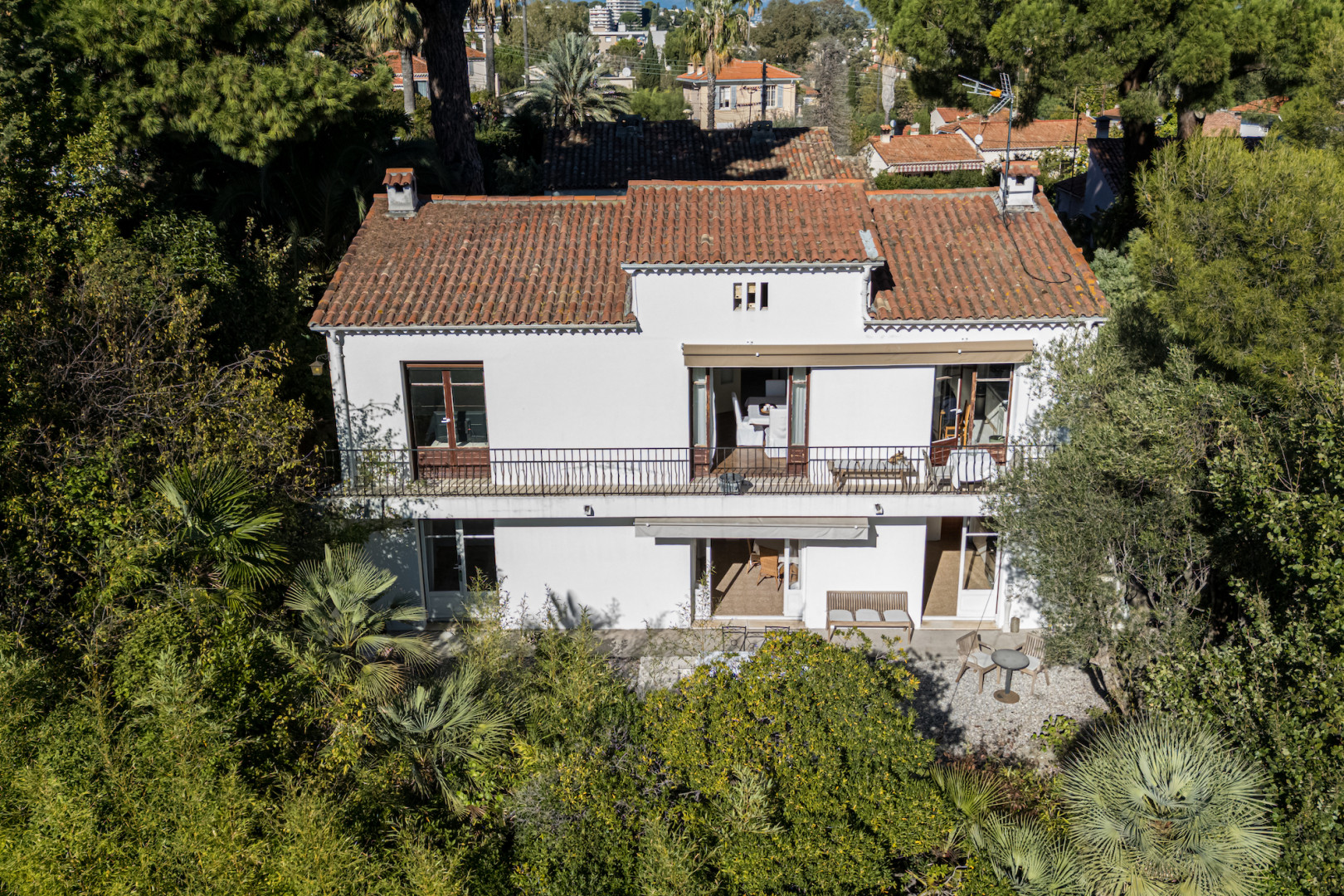 
                                                Vente
                                                 Antibes – La Badine, le charme rare d’une maison entre mer et verdure sans vis-a-vis