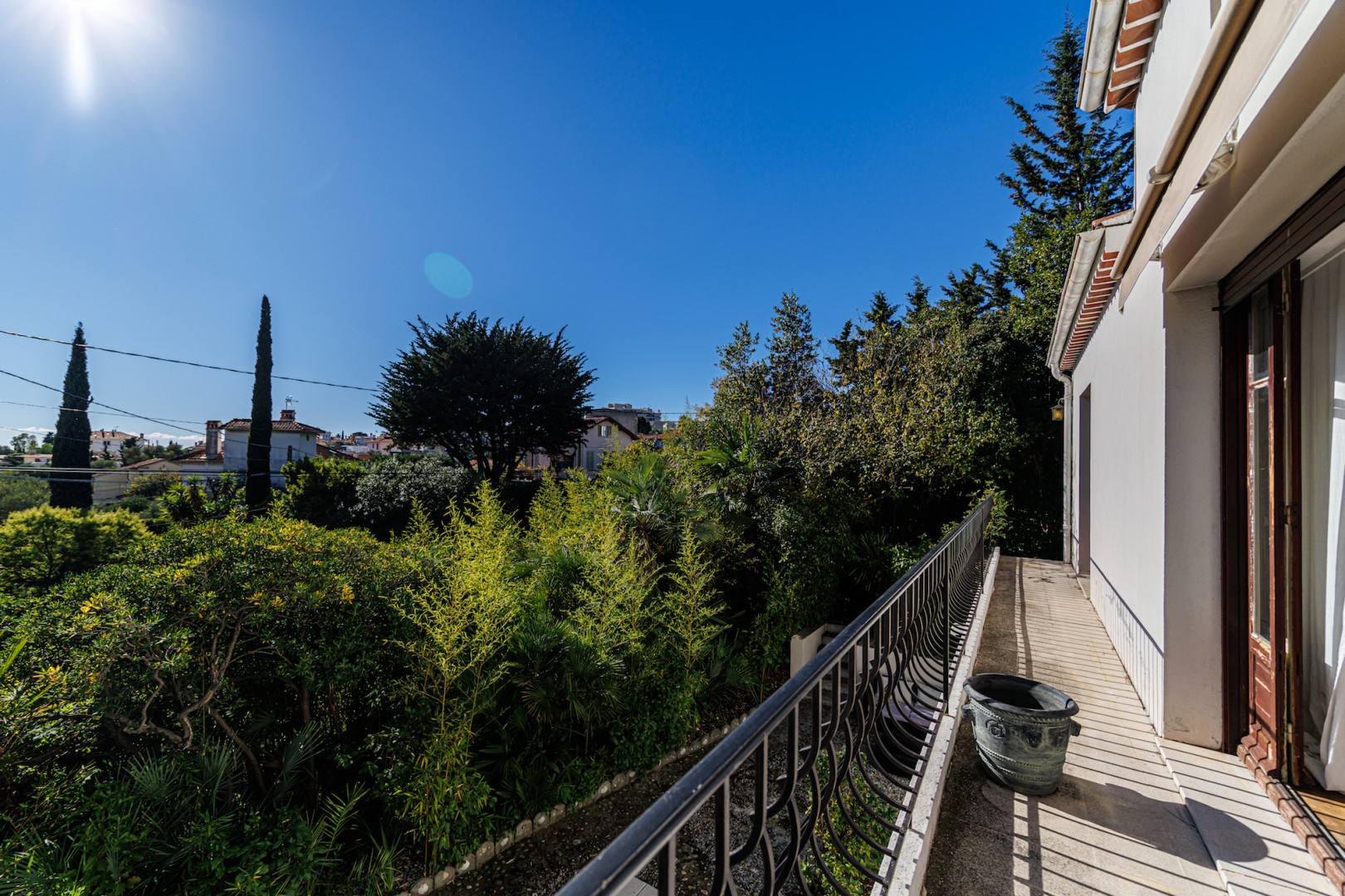 
                                                Vente
                                                 Antibes – La Badine, le charme rare d’une maison entre mer et verdure sans vis-a-vis