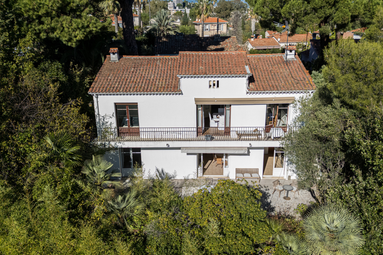 
                                                Vente
                                                 Antibes – La Badine, le charme rare d’une maison entre mer et verdure sans vis-a-vis