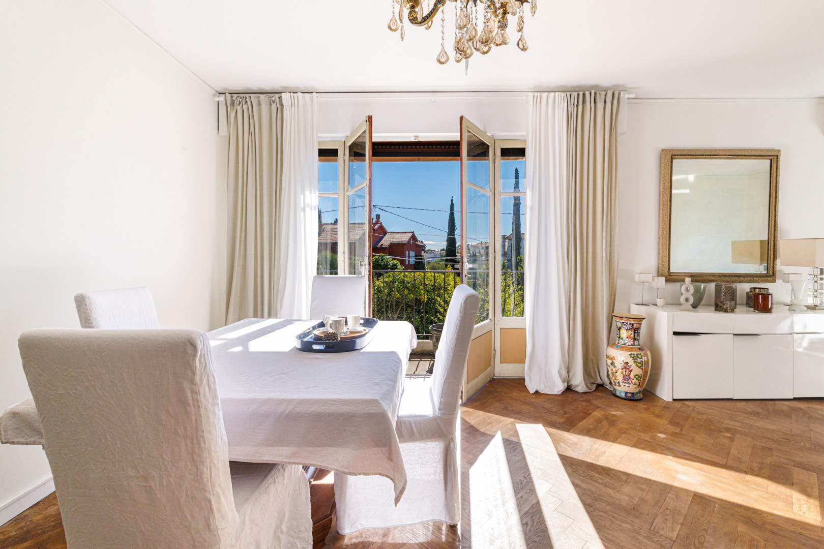 
                                                Vente
                                                 Antibes – La Badine, le charme rare d’une maison entre mer et verdure sans vis-a-vis