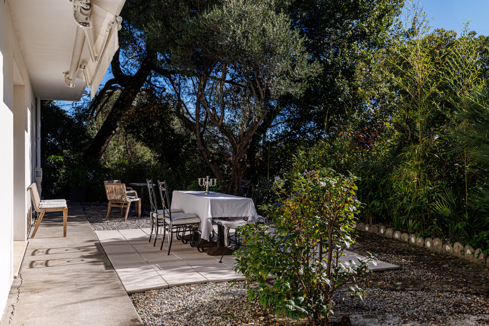 
                                                Vente
                                                 Antibes – La Badine, le charme rare d’une maison entre mer et verdure sans vis-a-vis