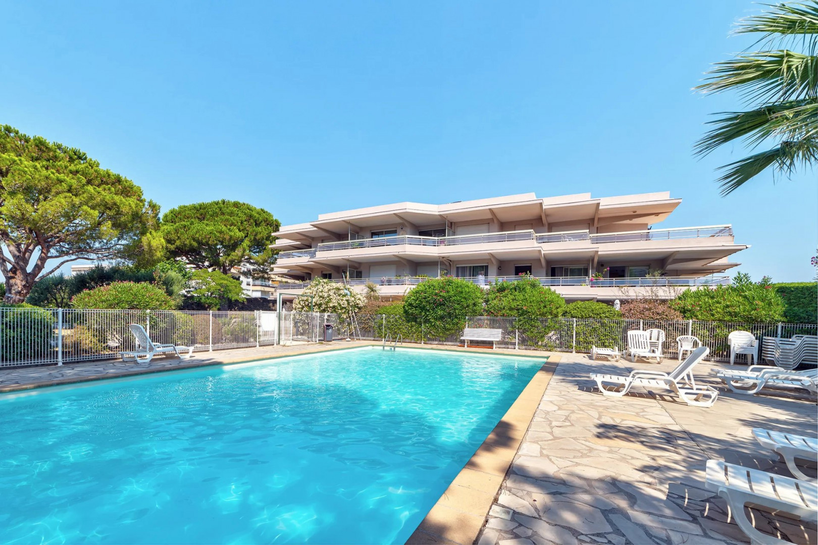 
                                                Vente
                                                 ANTIBES - MOYENNES BREGUIERES : 2 pièces, vaste terrasse, vue me