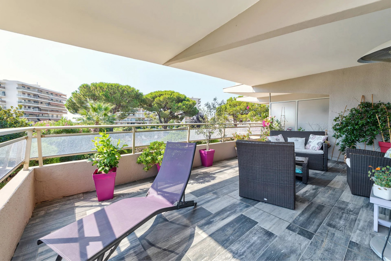 
                                                Vente
                                                 ANTIBES - MOYENNES BREGUIERES : 2 pièces, vaste terrasse, vue me