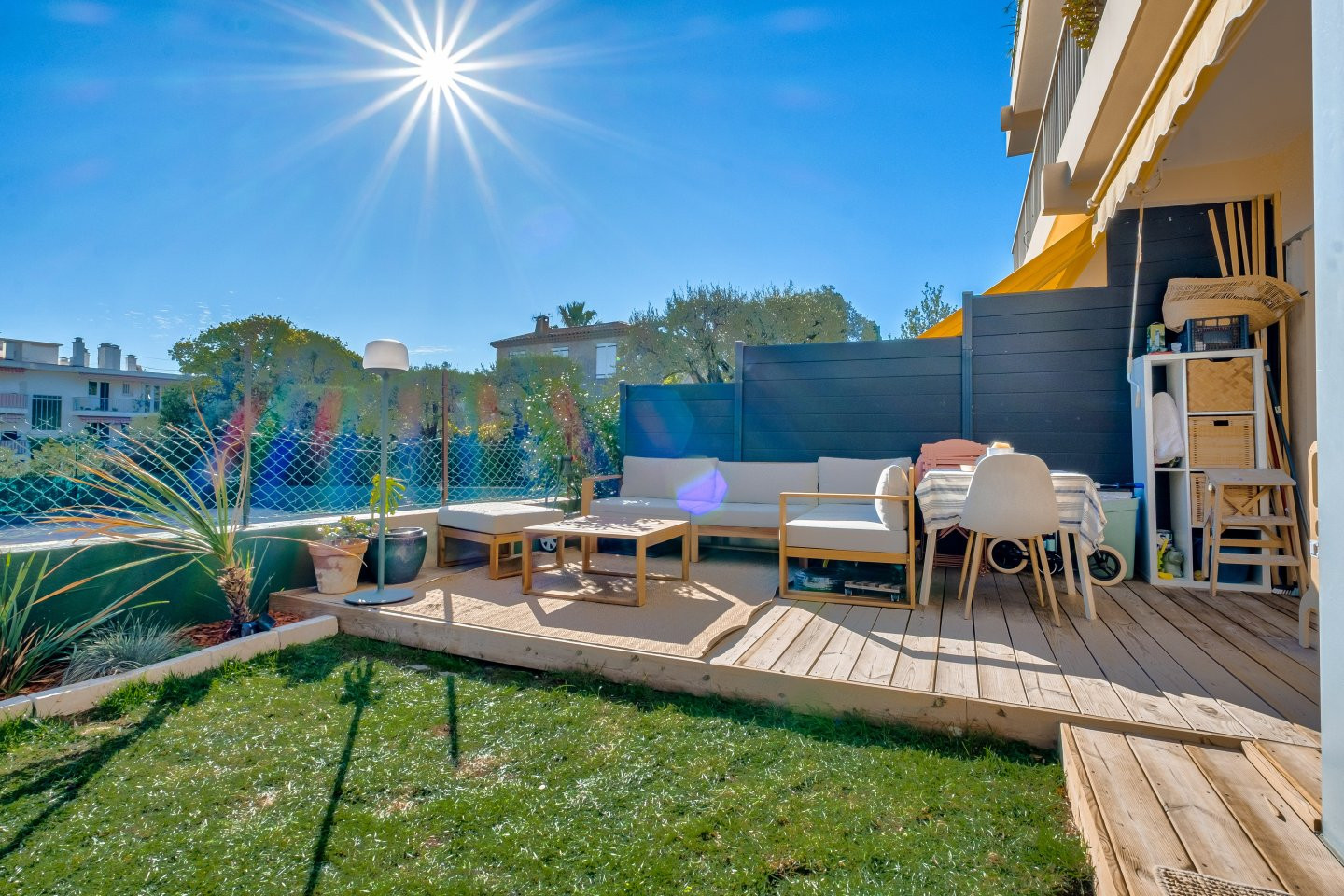 
                                                Vente
                                                 Antibes Peyregoue - Superbe rez de jardin dans une résidence sécurisée avec vue mer