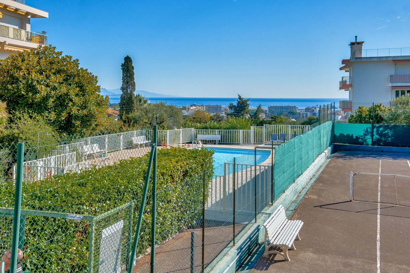 
                                                Vente
                                                 Antibes Peyregoue - Superbe rez de jardin dans une résidence sécurisée avec vue mer