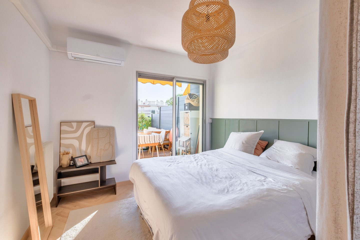 
                                                Vente
                                                 Antibes Peyregoue - Superbe rez de jardin dans une résidence sécurisée avec vue mer